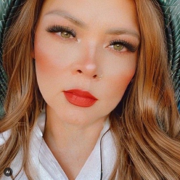 Meet Your Posher, Holly! - Picture 1 of 1